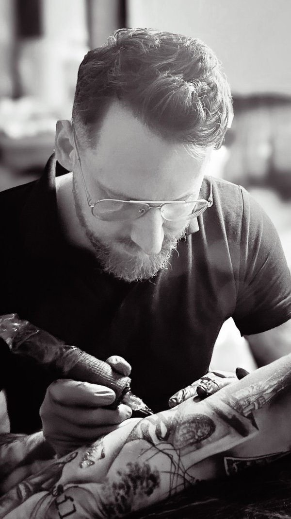 Honza Healing — masér a tatér při práci v Praze